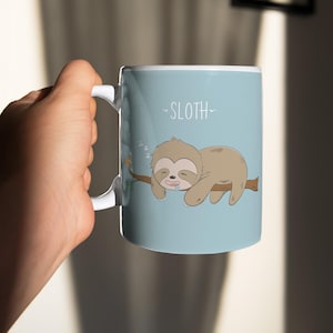 かわいいナマケモノデザインのコーヒーマグ、ナマケモノをテーマにしたドリンクウェア、ナマケモノグラフィックコーヒーマグ、ナマケモノ好きへのユニークなギフト、男性向けの怠惰な動物アートマグ