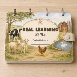 Könnte beinhalten: Ein spiralgebundenes Kinderbuch mit dem Titel "Real Learning My Farm". Das Cover zeigt eine Bauernhofszene mit einer Kuh, einem Schaf, einer Ziege, einem Huhn, einer Ente und einer roten Scheune. Das Buch hat einen cremefarbenen Riemenverschluss.