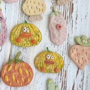 La peculiar tripulación de vegetales: juego de 7 imanes o broches de arcilla hechos a mano / Verduras kawaii divertidas / Decoración para la nevera o regalo para llevar puesto