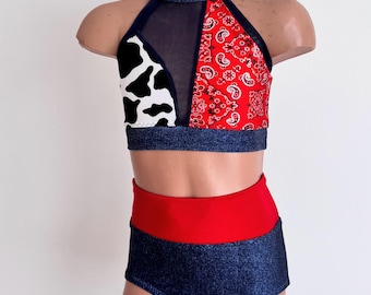 Disfraz de vaquera para baile: conjunto de top corto tipo halter y bragas.
