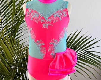 Base de costume de danse personnalisée avec volant sur le côté et applique en dentelle