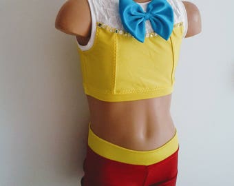 Conjunto de baile de dos piezas inspirado en los Tweedles: spandex amarillo, encaje blanco, shorts rojos, detalle de lazo.