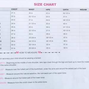 Op de afbeelding: Maattabel voor meisjeskleding, met borst-, taille-, heup-, omtrek- en binnenbeenlengtematen in inches voor maten 2T t/m 12. Inclusief meetinstructies voor nauwkeurigheid.