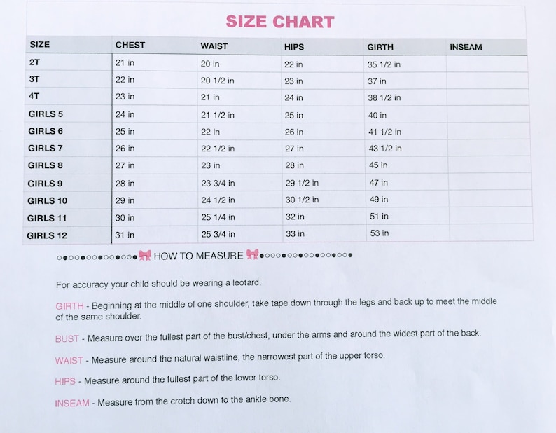 Op de afbeelding: Maattabel voor meisjeskleding, met borst-, taille-, heup-, omtrek- en binnenbeenlengtematen in inches voor maten 2T t/m 12. Inclusief meetinstructies voor nauwkeurigheid.