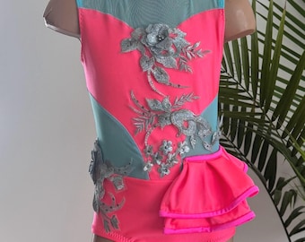 Base de costume de danse personnalisée avec volant sur le côté et applique en dentelle