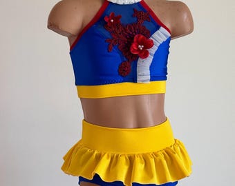 Traje de actuación inspirado en Blancanieves: top corto tipo halter y falda con volantes.
