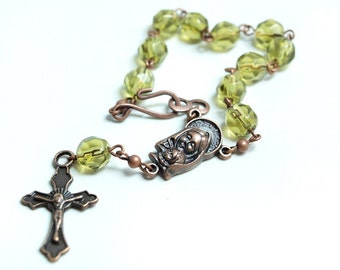 Pulsera de rosario verde oliva en cobre antiguo