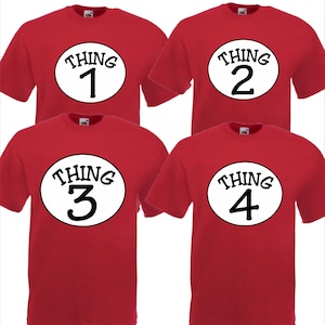 Puede incluir: Cuatro camisetas rojas con la palabra "THING" y un número del 1 al 4 dentro de un círculo blanco. Las camisetas son de manga corta y tienen cuello redondo.