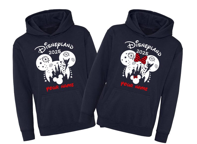 Może przedstawiać: Dwie granatowe bluzy z kapturem z białym nadrukiem uszu Myszki Miki z zamkiem i fajerwerkami w środku. Tekst "Disneyland 2025" znajduje się nad uszami, a "Your Name" pod uszami.
