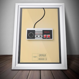 Può includere: Poster incorniciato con un design classico del controller Nintendo. Il controller è bianco e grigio con pulsanti rossi e un cavo nero. Il poster ha uno sfondo beige e il testo "Controller Poster Series" e "Nintendo".