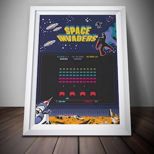 Puede incluir: Impresión artística enmarcada del juego de arcade vintage "Space Invaders". La obra presenta un diseño retro con naves espaciales, invasores alienígenas y el título del juego. La impresión está en un marco blanco.