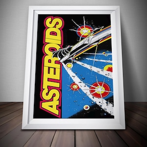 Puede incluir: Póster enmarcado de estilo vintage con la palabra "ASTEROIDS" en amarillo y rojo. La obra de arte representa una nave espacial con un rastro de arcoíris, sobre un fondo espacial azul y negro con cuerpos celestes rojos y amarillos.