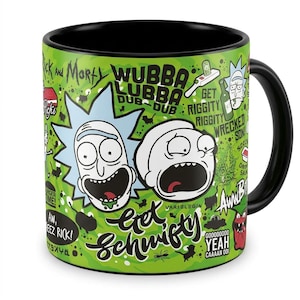 Puede incluir: Una taza de cerámica de color verde brillante con interior y asa negros, que presenta un collage de personajes de Rick y Morty, varios iconos y texto que incluye Wubba Lubba Dub Dub, Get Schwifty y otras frases de la serie de televisión.