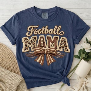 PNG de mamá futbolista / Diseño de sublimación de bordado falso / Gráfico de camiseta de mamá deportiva con lazo de leopardo / Parche 3D Descarga digital para impresión bajo demanda