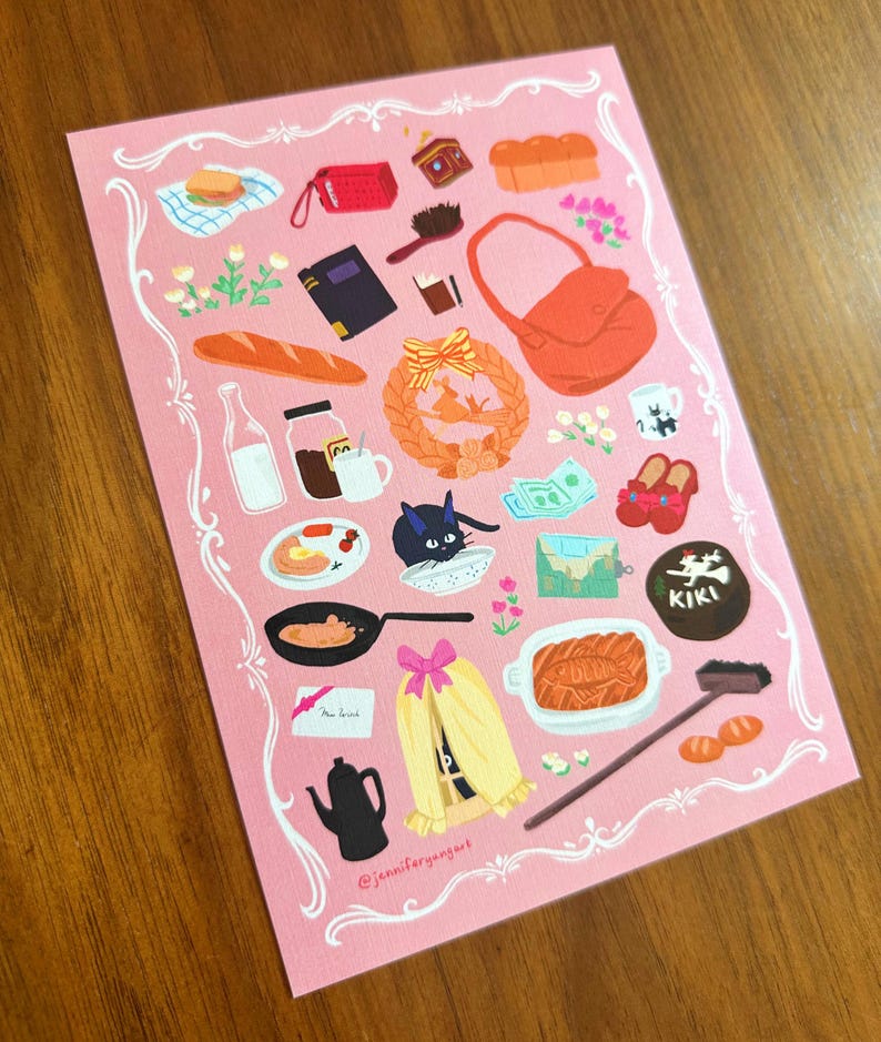 Pu&ograve; includere: Una cartolina rosa con illustrazioni di vari oggetti, tra cui cibo come pane, pancake e una pagnotta, insieme a una borsa, un libro e un gatto. La cartolina ha un bordo decorativo bianco e il testo "@jenniferyangart".