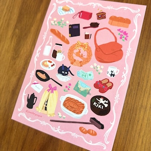 Pu&ograve; includere: Una stampa rosa con illustrazioni di un gatto nero, una borsa, pane e una torta con la parola "KIKI". La stampa ha un bordo decorativo bianco e la firma dell'artista.