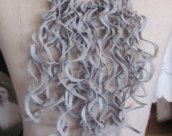 Hermoso collar tipo gargantilla con flecos rizados de cuero de ante suave gris // Joyería bohemia hecha a mano OOAK única
