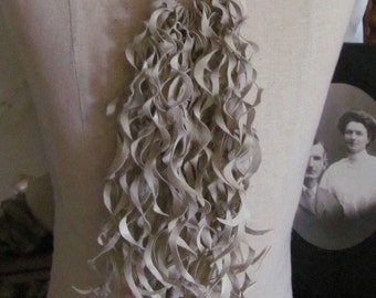 Hermoso collar con flecos rizados de cuero de ante suave beige // Joyería bohemia única hecha a mano