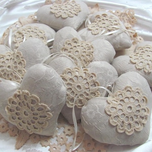 アンティークドイリー付きハート型ミニ枕 // ピンクッション ドアノブハンガー キーホルダー ホームデコレーション // ショップでは他にも多数取り揃えております