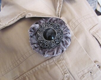 Belle broche en velours ou pendentif ou cache-bouton ou clip pour foulard barrette//assemblage de boutons en textile antique fait main