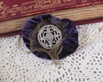 Belle broche en velours et dentelle ou pendentif ou cache-bouton ou pince pour foulard barrette//assemblage de boutons en textile antique fait main