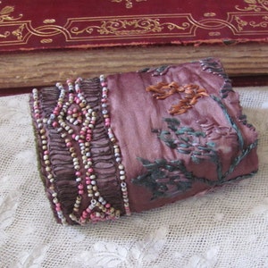 Brunt sidenbroderat pärlbesatt antikt tygmanschettarmband vackert handgjort OOAK // Tygtextilknappar