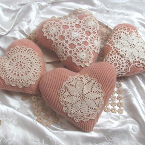 アンティークドイリー付きハート型ミニ枕 // ピンクッション ドアノブハンガー キーホルダー ホームデコレーション *お好みで*