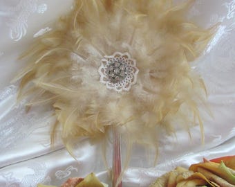 Abanico de mano artesanal con mango de plata, adornado con bonitas plumas y broches de diamantes de imitación estilo art déco // Réplica antigua, elegante y funcional.
