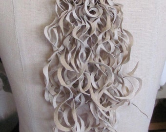 Hermoso collar tipo gargantilla con flecos rizados de piel de ante suave beige // Joyería bohemia única hecha a mano