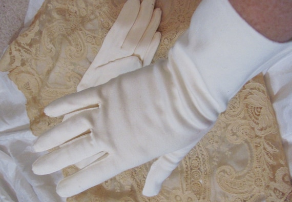 Lovely Vintage Ladies Off White Wrist Gloves - Si… - image 1