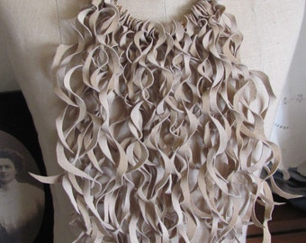 Collar - Hermoso collar tipo gargantilla con flecos rizados de cuero de ante suave color marfil // Joyería bohemia única y hecha a mano