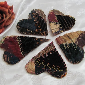 Hermoso corazón de patchwork de seda antiguo // A elegir: broche, alfiler de solapa, colgante o parche para coser // Cosido a mano del siglo XIX