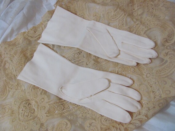 Lovely Vintage Ladies Off White Wrist Gloves - Si… - image 3