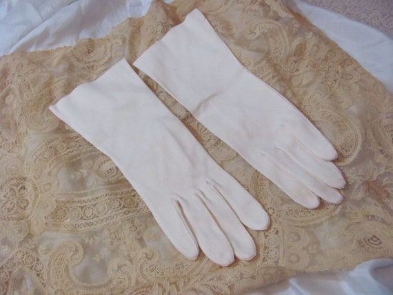 Lovely Vintage Ladies Off White Wrist Gloves - Si… - image 2