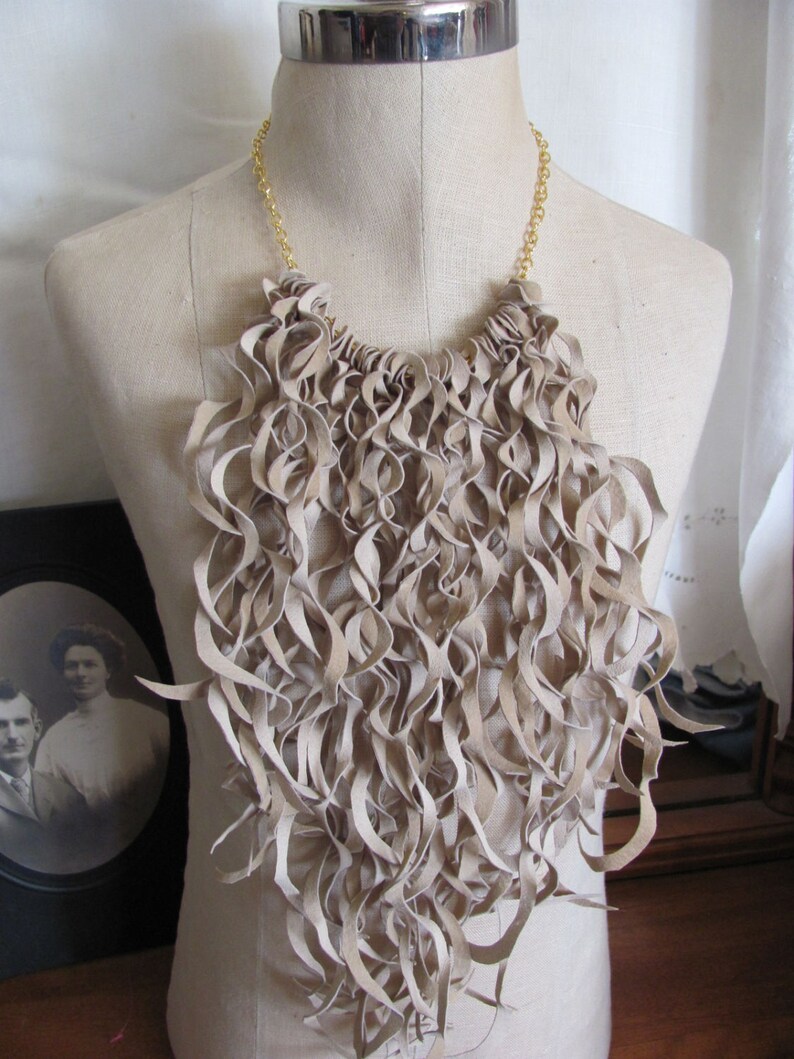 #22 Necklace Beautiful Ivory Soft Suede Leather Curly Fringe Bib Necklace Choker