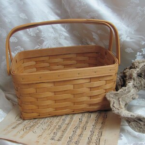 Longaberger 2005 Woven Cake Basket With 2 Wooden Swing Handles 12