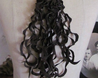 Hermoso collar babero con flecos rizados de cuero de gamuza suave marrón oscuro // Joyería bohemia hecha a mano // Otros para elegir en mi tienda