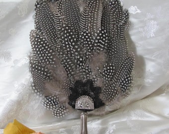 Handgemaakte paddle-handwaaier verzilverd handvat met mooie veren en art-deco strass broches // antieke replica, fancy en functioneel