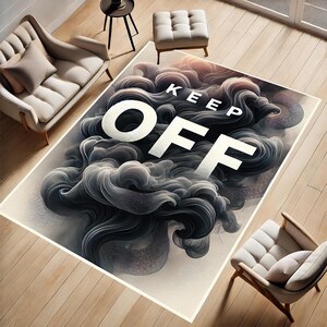 Op de afbeelding: Een zwart-wit tapijt met een wervelend rookontwerp en de tekst "KEEP OFF" in witte letters.