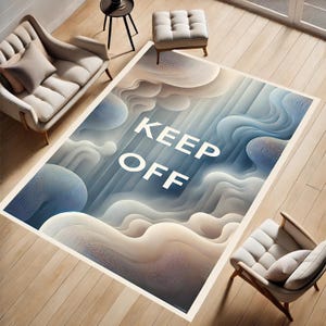 Può includere: Tappeto astratto con un design blu e bianco con il testo "KEEP OFF" in bianco. Il tappeto è su un pavimento in legno con un pouf bianco e una sedia.