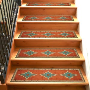 Puede incluir: Conjunto de cinco peldaños de escalera con un patrón geométrico en tonos naranja, turquesa y crema. Los peldaños están diseñados para agregar un toque decorativo a las escaleras y proporcionar tracción.