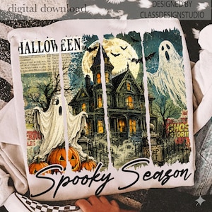 Puede incluir: Una sudadera blanca con un estampado gr&aacute;fico de una casa encantada, luna llena, murci&eacute;lagos, dos fantasmas y calabazas. El dise&ntilde;o incluye el texto HALLOWEEN y Spooky Season, con un fondo de peri&oacute;dico antiguo y rayas verticales blancas.