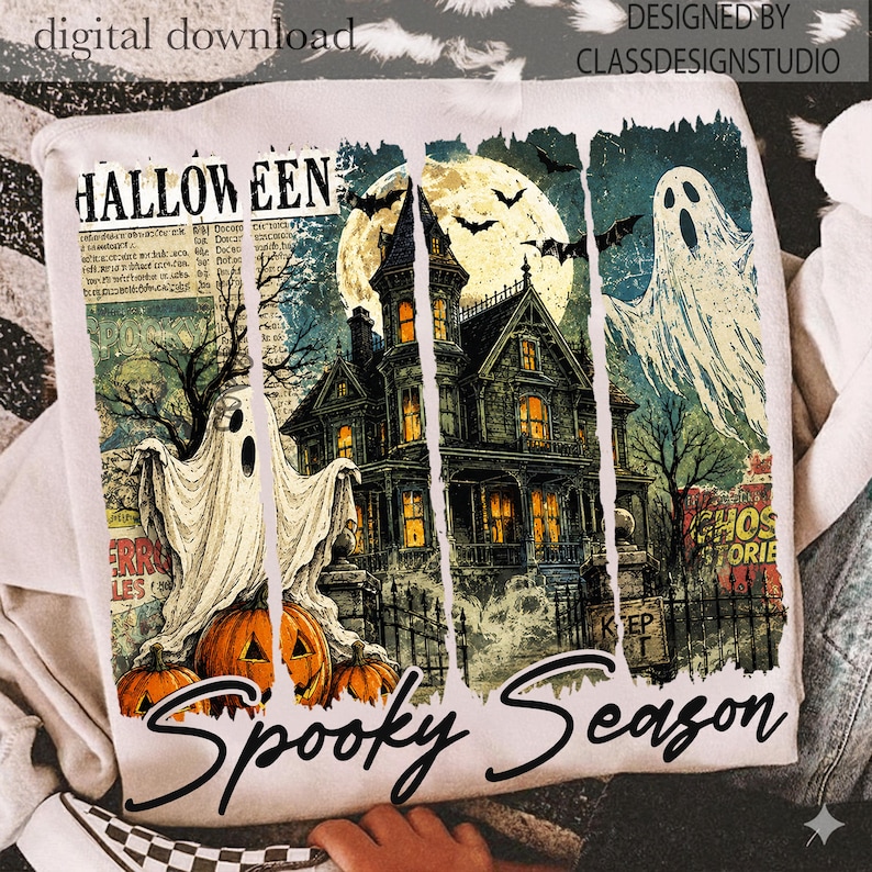 Puede incluir: Una sudadera blanca con un estampado gr&aacute;fico de una casa encantada, luna llena, murci&eacute;lagos, dos fantasmas y calabazas. El dise&ntilde;o incluye el texto HALLOWEEN y Spooky Season, con un fondo de peri&oacute;dico antiguo y rayas verticales blancas.
