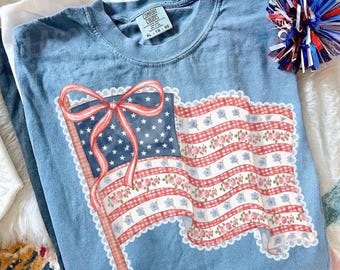 Coquette American Flag PNG, Lazo patriótico Ditsy Floral, Diseño a cuadros de EE. UU., Pincelada retro, Archivo digital DTF para sublimación del 4 de julio