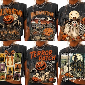 Puede incluir: Una colecci&oacute;n de seis camisetas gris carb&oacute;n con varios estampados gr&aacute;ficos de Halloween, que incluyen calabazas, fantasmas, casas encantadas y textos como Halloweentown, Terror in the Patch y Spooky Season, todas usadas con collares plateados superpuestos.