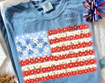 Bandera estadounidense floral PNG, diseño de bandera estadounidense con flores patrióticas, gráfico de sublimación del 4 de julio, descarga de PNG patriótico del Día de la Independencia