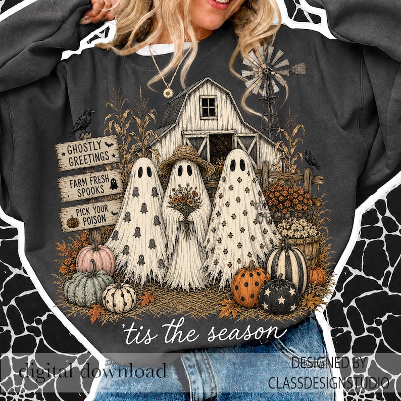 Puede incluir: Una sudadera gris oscuro con un gr&aacute;fico de tres fantasmas frente a un granero. Los fantasmas est&aacute;n rodeados de calabazas, flores y letreros que dicen Ghostly Greetings, Farm Fresh Spooks y Pick Your Poison. El texto 'tis the season' est&aacute; debajo.