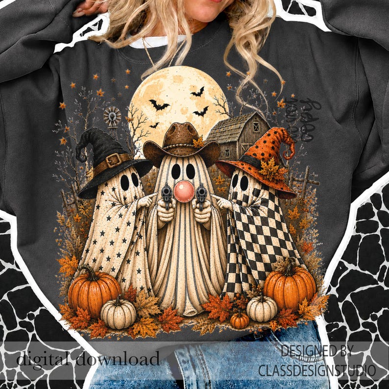 Puede incluir: Una sudadera gris oscuro con un gr&aacute;fico de tres fantasmas con sombreros. El fantasma de la izquierda lleva un sombrero negro con estrellas, el del centro un sombrero de vaquero y hace una pompa, y el de la derecha un sombrero naranja a cuadros. Calabazas, murci&eacute;lagos y un granero al fondo.