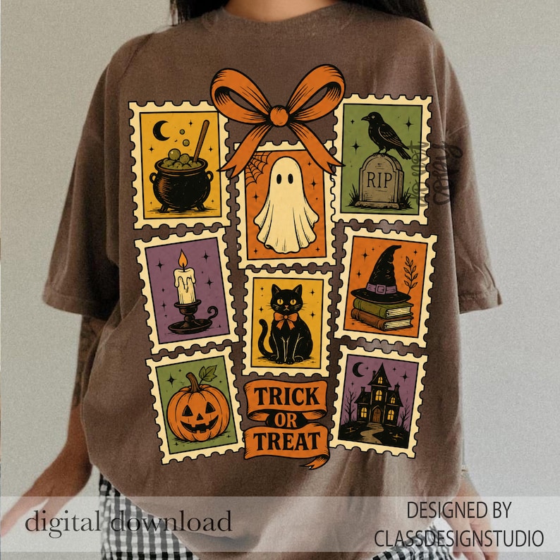 Puede incluir: Una camiseta marr&oacute;n con un gr&aacute;fico de sellos postales con motivos de Halloween que incluyen un caldero, un fantasma, un cuervo en una l&aacute;pida, una vela, un gato negro, un sombrero de bruja sobre libros, una calabaza y una casa encantada, con un lazo naranja y el texto TRICK OR TREAT.