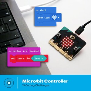 Pode incluir: Uma placa controladora micro:bit preta com uma matriz de LED 5x5 exibindo um cora&ccedil;&atilde;o vermelho, conectada via cabo USB. Blocos de c&oacute;digo em azul e vermelho est&atilde;o sobrepostos, mostrando os comandos l&oacute;gicos "on start" e "on button A pressed".